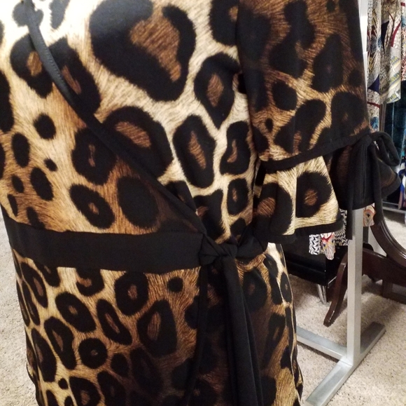 Leopard print top that ties on the side. - Picture 8 of 8